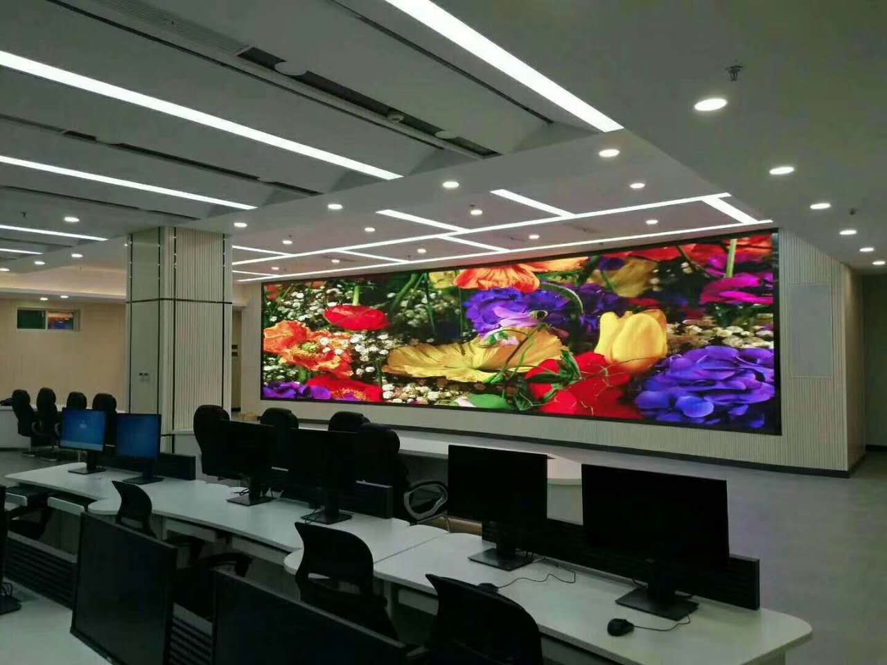 深圳市宝安区政府监控室室内P1.667高清小间距显示屏安装完毕